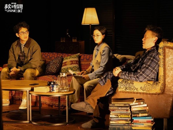 玩转“黑色美学”，小剧场喜剧《事实的有效期》上演