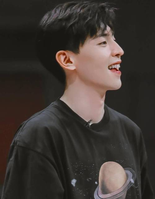 男明星壁纸笑容