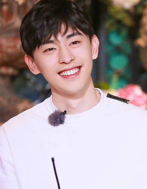 男明星壁纸笑容