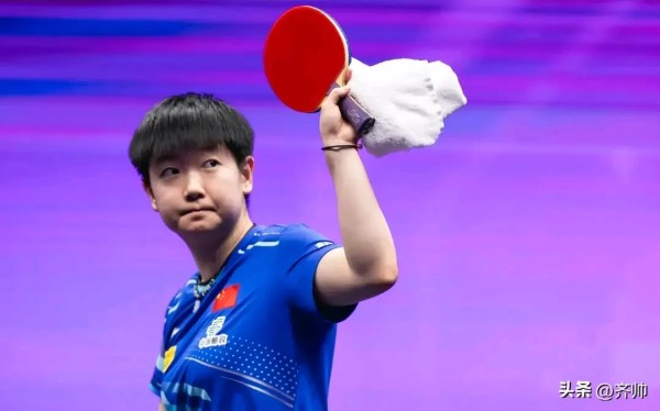 晓飞评说：孙颖莎夺冠现场“莎啦啦”大合唱，说明了粉丝群的存在!

#孙颖莎夺冠现场“莎啦啦”大合唱#特意听了一下，确实有很多人一起唱起来了“莎啦啦”。至少说明:一是莎莎的粉丝确实是多，已成为当代网红明星，名不虚传；二是每当莎莎比赛时座无虚席，莎莎的吸引力很大，确实能够提高卖座率；三是统一大合唱，说明一定是预先有组织的，极可能一起演准备过，或提前共同约定沟通过的。四是这种庆祝方式，是孙颖莎喜欢乐享的...