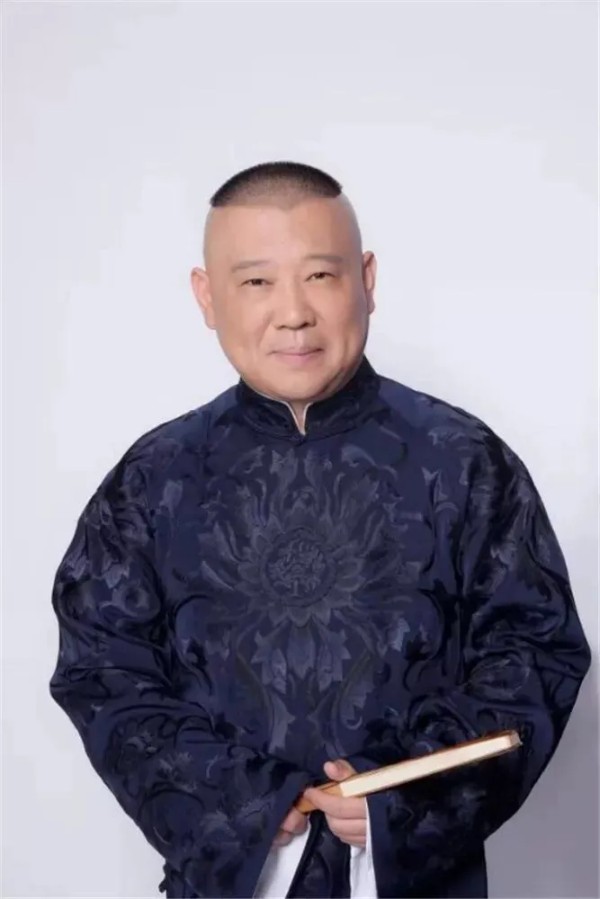 卡丘娱：当年，郭德纲买了一对价格2000元的鸟笼子，因为不识货，转手就当生日礼物送给了于谦。结果几年之后，这对鸟笼子涨到了20万元...

郭德纲捶胸顿足：如果知道它能涨这么多，我就不送了！

当然，这是郭德纲在开玩笑，他和于谦的交情那么深，这点礼物不算什么。

当时，郭德纲跟于谦等人去外地演出，演出完之后一起去逛文玩市场，就看到了这个鸟笼，这个鸟笼是名家雕刻的，卖家不识货，只卖2000块。

郭...