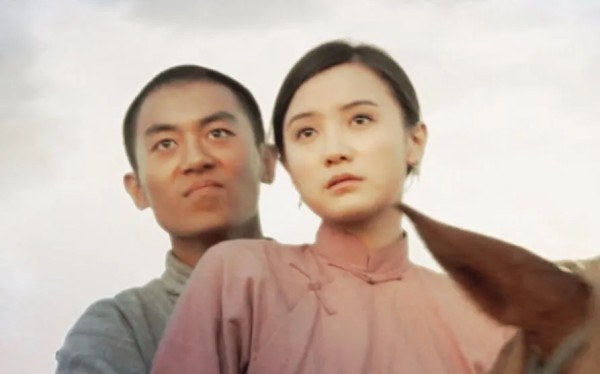 娱婶婶：朱亚文说：“中国女演员里，除了我太太，我最熟悉的女性就是宋佳！跟宋佳认识14年，我熟悉她的喘息声和脚步声。”宋佳听了这话，脸都红了。

大家都以为宋佳会回应朱亚文一句类似的话时，宋佳不按套路出牌：“那我觉得咱俩得演点好玩的，可以我演你妈，或者你演我爸啥的！”

瞬间打破了感人的氛围，让走心的朱亚文无言以对。

朱亚文和宋佳相识于《闯关东》剧组，当时，两个人都是娱乐圈的小透明，通过这一部戏，...