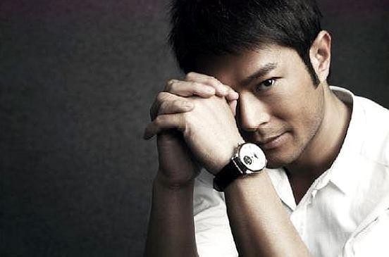 乐坛颁奖典礼歌星云集，各大奖项实至名归，古天乐发言惹人唏嘘