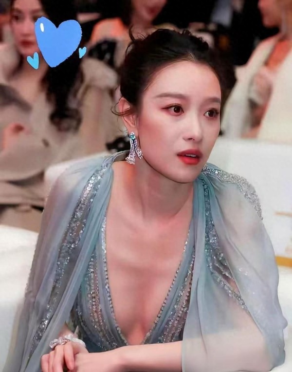 女明星红毯露肤被骂，男星同场光膀却称潇洒，这差距待遇让人深思