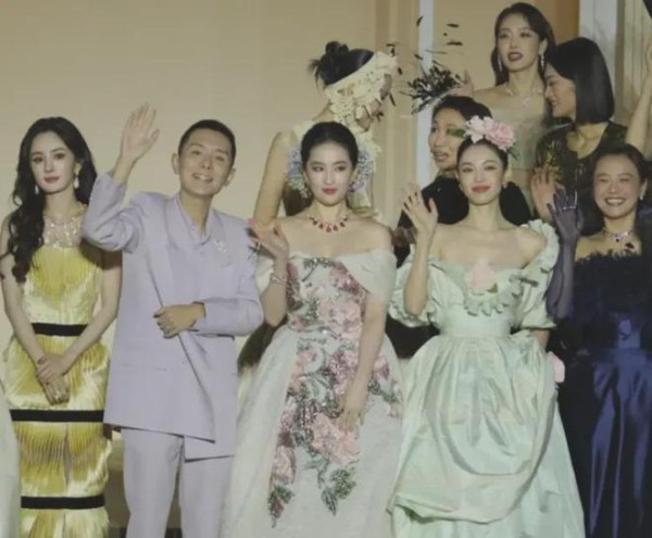 85花争锋名场面！刘亦菲杨幂同框互不搭理，一人压轴一人抢第一