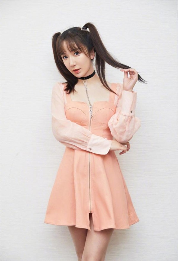 看看这些女明星精彩的穿搭，都是现在很火的单品，太适合夏天了