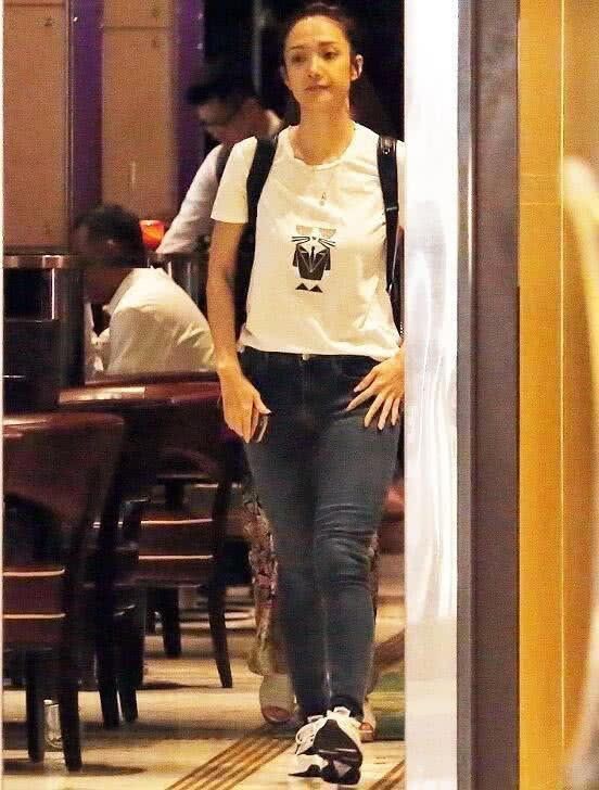 内地明星出行众星捧月,香港艺人为何就能随意?粉丝其实要反思