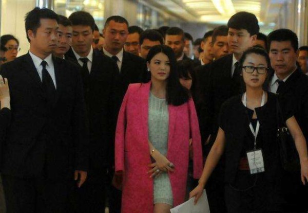 内地明星出行引人围观，香港明星出行却是这般？网友：不能理解