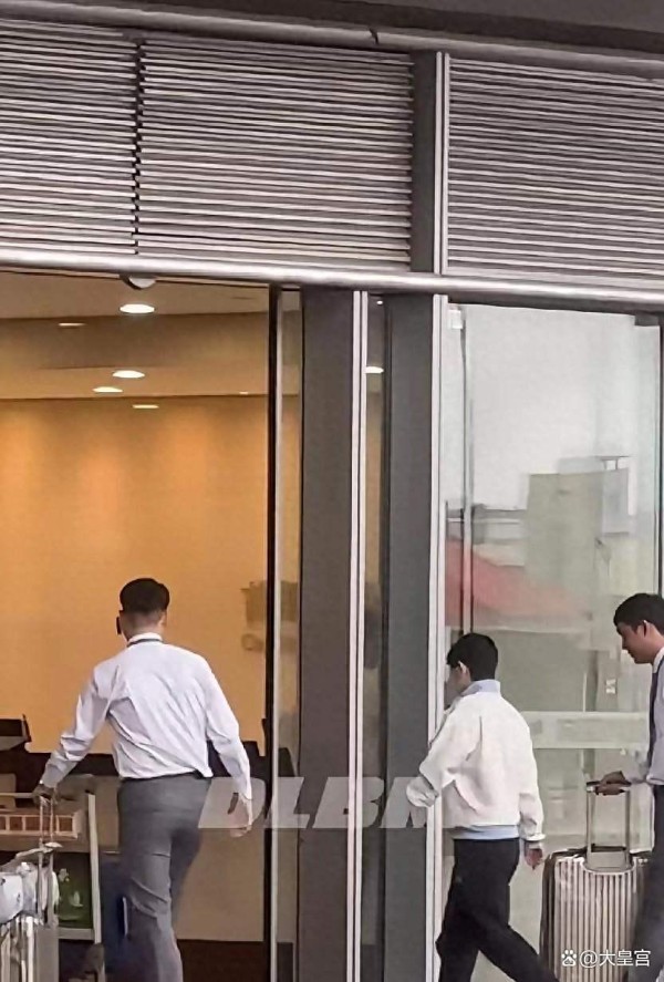 明星出行方式大不同：莎莎低调避喧嚣，大头机场走秀为谁而战？