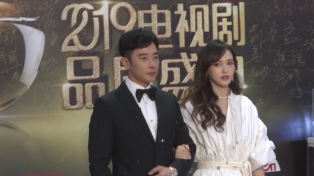 嘉人盛典闪耀京城 罗晋唐嫣红毯秀甜蜜