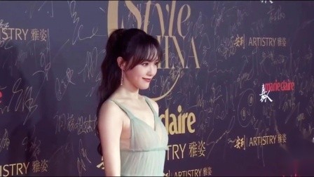 唐嫣亮相嘉人中国风盛典红毯，被主持人到罗晋后一脸甜蜜！