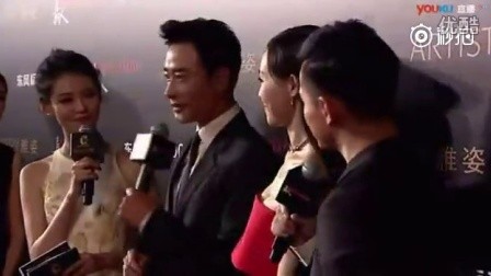 2016嘉人时尚盛典红毯：唐嫣罗晋，好幸福的一对！