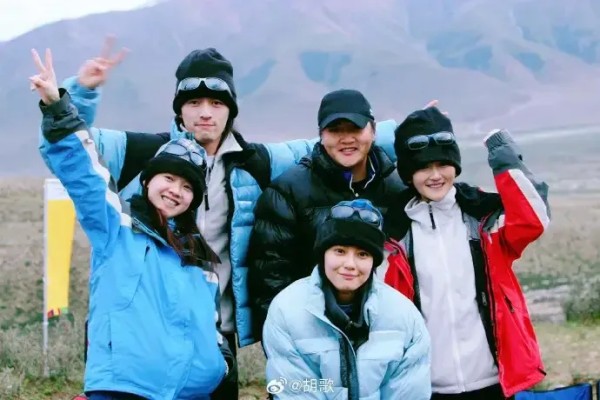 欢快娱乐：看似毫无交集的明星，竟然是20年的老友!最近，谢娜在节目中罕见公开了他们的合照，引发了广大网友的热议和关注。在12月17日的一档综艺节目中，召集人谢娜邀请到了自己的老友胡歌和高圆圆。尽管胡歌因行程原因无法到现场，大家还是通过线上方式实现了老友相聚。在节目中，谢娜爆料了三人20年前因共同爬启孜峰而喜结缘的往事，并分享了胡歌和高圆圆当年到《快乐大本营》主持人PK现场支持她的温馨回忆。时隔多年...