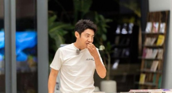 谢娜撒贝宁相见方式浮夸引关注,9月20日谢娜晒参与《你好时光》综艺互动趣事,网友热议二人默契与风格差异