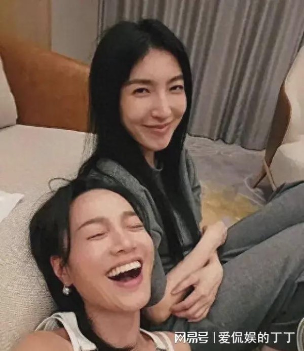 浪姐聚会大合照,姐姐们素颜出镜超甜美,朱丹吐舌太可爱