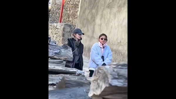 网友偶遇赵露思在山区做公益，与山区孩子合影，人美心善的露思