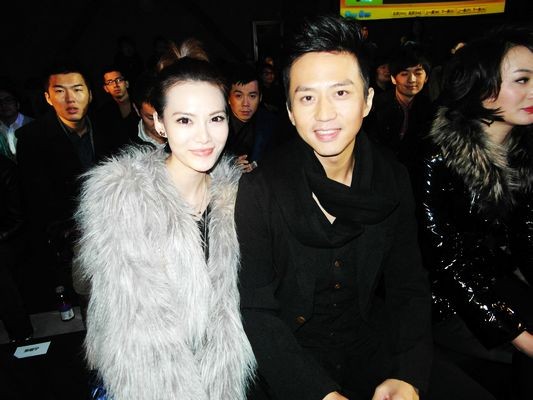 主持人纪小蕊参加时尚派对 与明星好友亲密合影