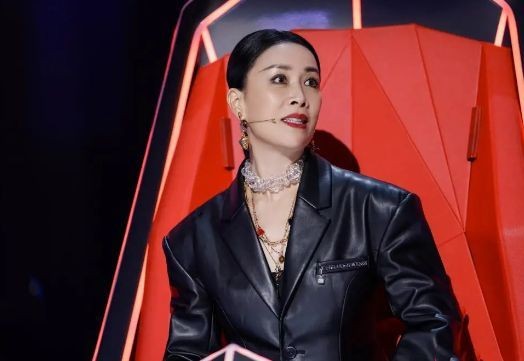 那英好友聚会照，动作豪迈手夹香烟，杨坤满脸通红与美人贴面合影