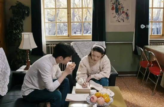 他俩演出了那种细水长流的爱情，春晓夫妇，越看越般配