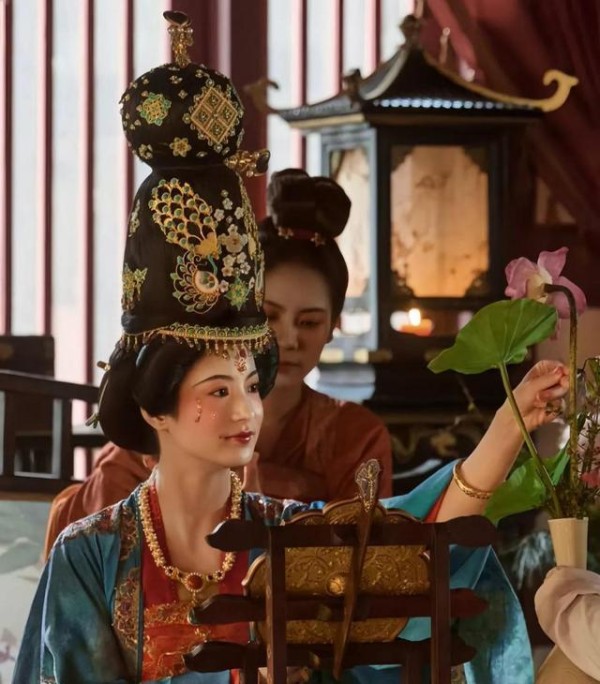 鹿晗演唱会再现“粉圈反转”，张雅欣真情流露引发热议