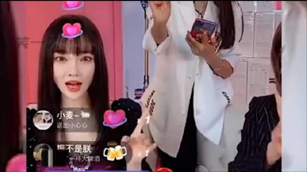 明星直播带货名场面：为了卖货，演技提高了不少