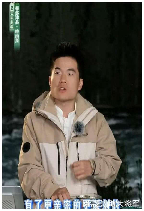 董宇辉演讲获赞，“提词器”成争议点，网友：大型会议都用