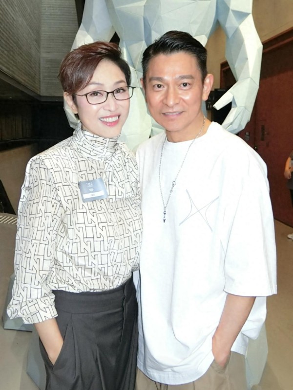 郭晶晶婆婆参加刘德华艺术展，朱玲玲稳居C位，梁安琪也来捧场了