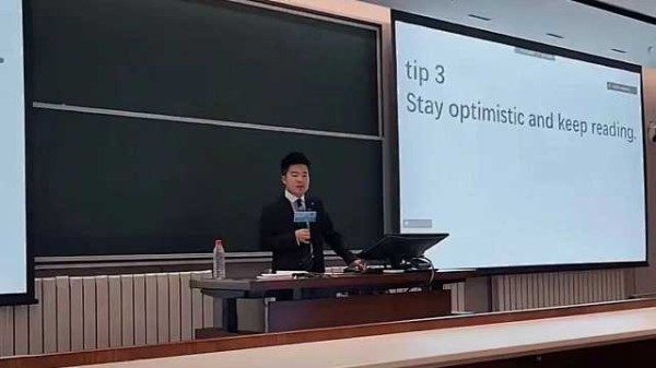 董宇辉现身清华大学全英文演讲