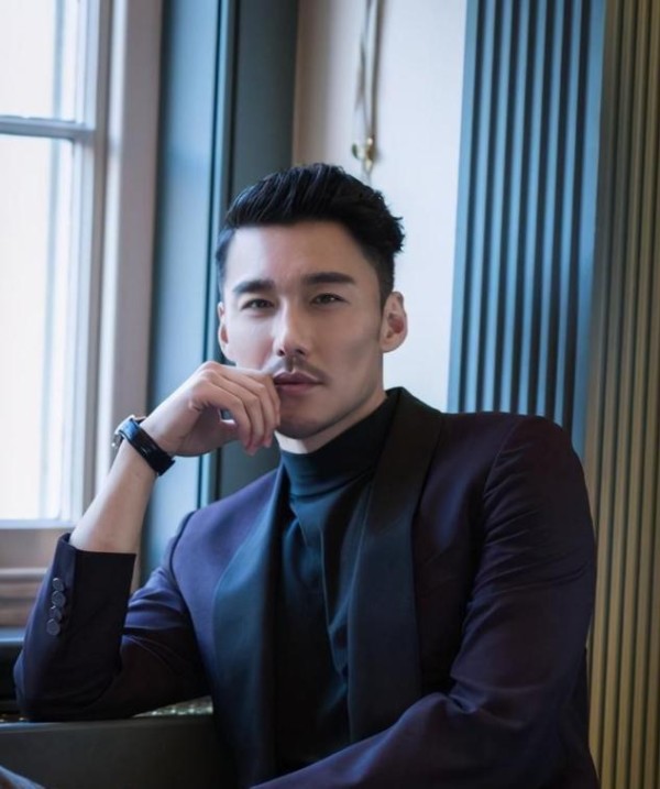 他因太帅被称为“中国首席男模”，多次被富婆看上，49岁成这样