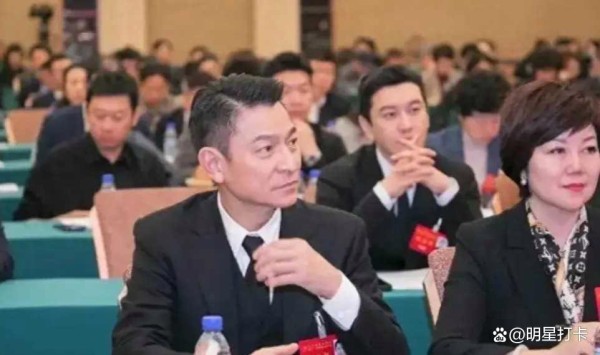 被刘德华惊艳到了，发型短裤比年轻人更有品位，风采不减当年