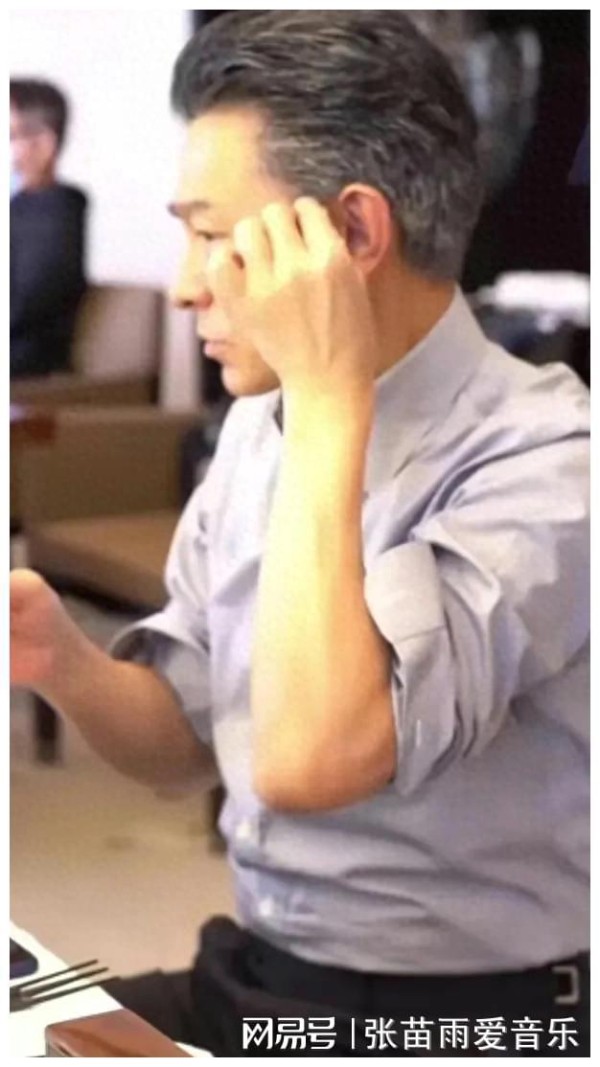 刘德华：62华仔，最帅的仔自己打扮，爱打扮上热闻！