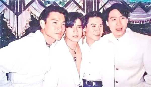 刘德华的不朽魅力：为何年长粉丝辈依然敬重40年