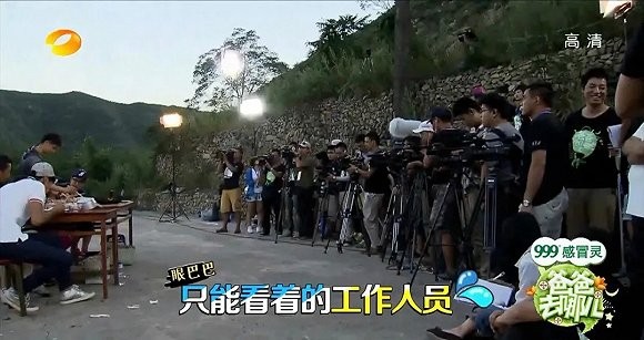 ▲《爸爸去哪儿》拍摄团队 来源：网络