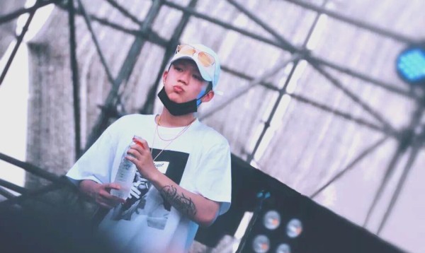 吴亦凡新潮牌A.C.E：时尚潮流的新选择