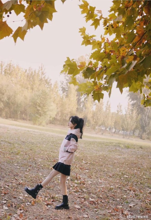 杨紫被爆大瓜,网友发现杨紫工作室为修图,把图里地砖都P弯了。