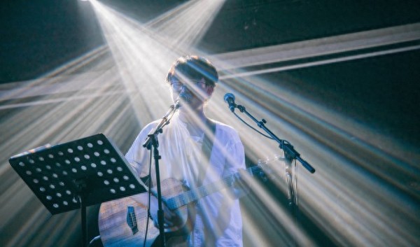 突破与探索:周深音乐作品中的多样魅力与无尽可能