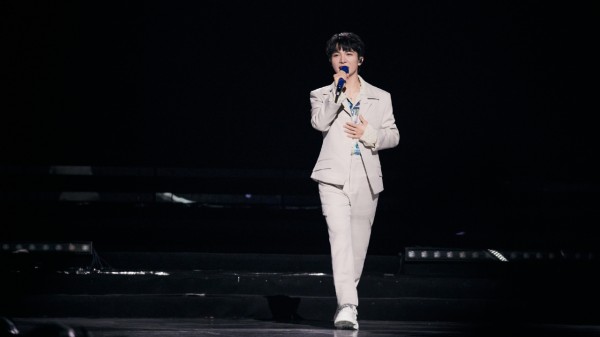 太燃了！周深2024演唱《unstoppable》，音乐一响，巨星出场