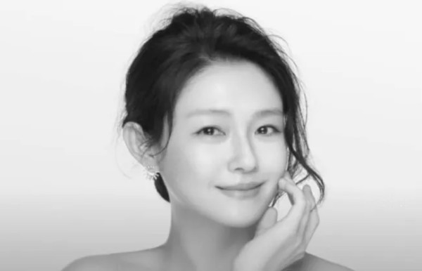 随风的小猫：璀璨星途定格 美容教主大S徐熙媛传奇谢幕
        近日，华语娱乐圈传来令人心碎的消息。被誉为“美容大王”的台湾著名艺人徐熙媛（大S）因突发疾病医治无效离世，终年47岁。这位以极致自律与美学态度影响两岸三地女性的偶像，在生命最后时刻仍保持着优雅仪态，其工作室发布的遗照中，她身着珍珠白绸缎礼服，妆容精致如往昔，仿佛只是暂别镁光灯下的舞台。
              从叛逆少女到美...