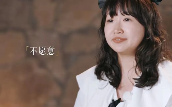 英仔爱美丽：全网都在讨论《再见爱人》里的麦琳，气的全网女的赌乳腺，男的赌前列腺！
看完之后有三点想谈谈:
1.综艺到底有没有剧本，这也是全网想知道的。如果有剧本，麦琳无疑是拿了今年从年头吐槽到年尾的《如懿传》里大如的剧本，简直是大如照进现实，不得不说芒果台真是天生综艺圣体，嗅觉之敏感，眼光之毒辣！
2.从综艺里的呈现出来的种种细节看，作为在镜头前多少都会装一装的心理来讲，麦琳还能被捕捉到那么多邋遢...