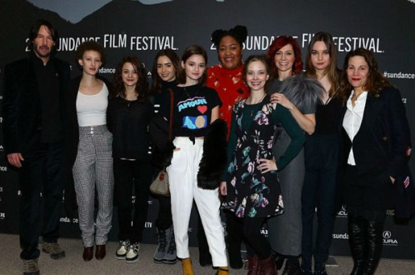 里维斯、柯林斯和片中其他的演员们合影。