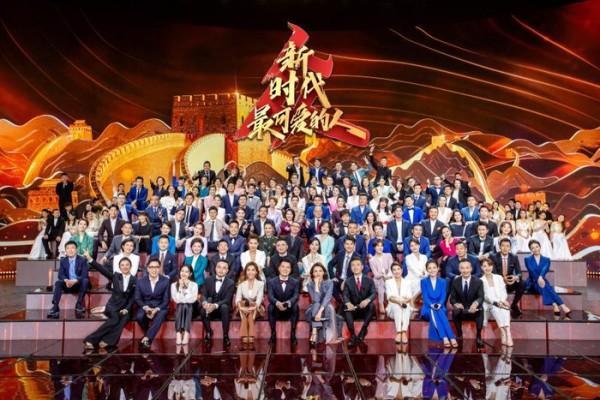 全国100多位知名主持人“世纪同框”，董卿任鲁豫占“C位”