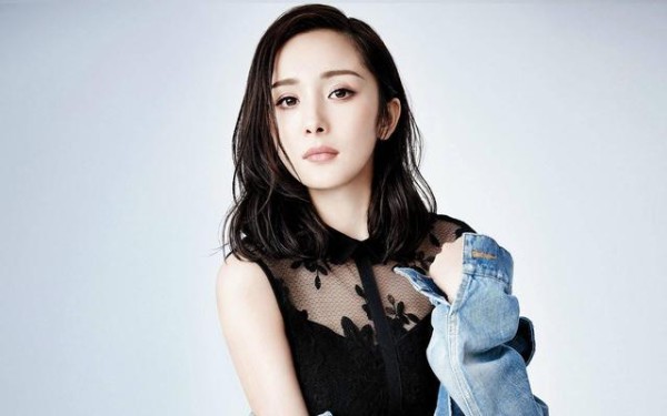 一大波女星放飞自我玩“卸妆”看了热巴赵丽颖才知道啥是真素颜！