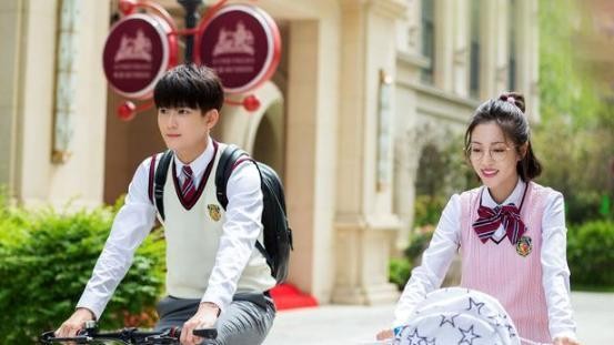 杨幂捧红了热巴还想捧李溪芮, 而林心如旗下的艺人却纷纷解约了