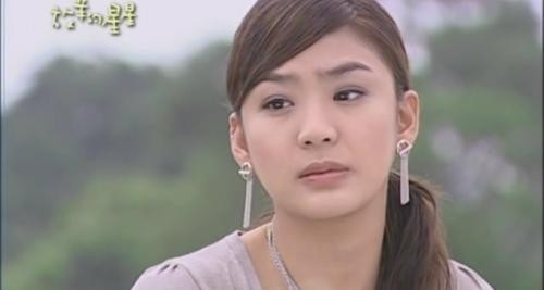 杨幂捧红了热巴还想捧李溪芮, 而林心如旗下的艺人却纷纷解约了