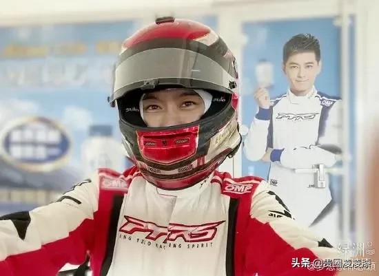 贵圈凌凌漆：科普一下，让林志颖出车祸的特斯拉 Model X！

据悉，该车在国内的裸车价84万，整体价格为94—100万，林志颖真有钱啊！

毕竟这辆车的优势显而易见：

优势1：动力充足。据网友反应，这辆车在市区道路起步很快，特别是深踩电门起步时，车头会轻微抬起，但加速过程平稳。

优势2：自动驾驶水平领先同行，精准识别道路环境，司机驾乘体验舒适。

优势3：外观具有未来感。车型较大，气场十足...