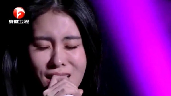 终于听到《凉凉》的现场版了！张碧晨舞台倾情演唱，最后笑的很美