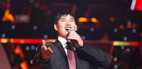 冰冷热带鱼：在娱乐圈，选秀节目层出不穷，从《星光大道》、《超级女声》到如今的《创造营》、《明日之子》等，为渴望成名的人们提供了一个登上舞台、被大众熟知的机会。尽管这些节目内部不乏阴暗面，但它们仍然是一个很好的平台。我们要讨论的是一位男歌手，他来自一档草根选秀节目，他就是阿宝。
在《星光大道》中，他自称是个土生土长的农民，一个朴实无华的人。这个形象赢得了不少人的喜爱，让他迅速积攒了大量粉丝，大家都觉...