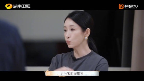 《芒果新生班》秦海璐对新人演员看似严厉但又理性温柔…