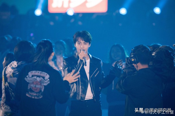 黑史研究员：为什么马天宇不敢在公开场合唱《该死的温柔》，在综艺节目上更是只敢念字般假哼，最近关于他假唱根本不会唱歌的热点新闻更是一波接一波！说实在能从《加油！好男儿》这类选秀节目中出道的明星，有几个不会唱歌的？马天宇之所以不敢在公开场合唱《该死的温柔》，主要原因在于他根本没有《该死的温柔》这首歌的版权，要知道《该死的温柔》这首歌的版权属于EQ唱片公司，当年由于各种利益分成原因，EQ唱片公司跟马天宇...