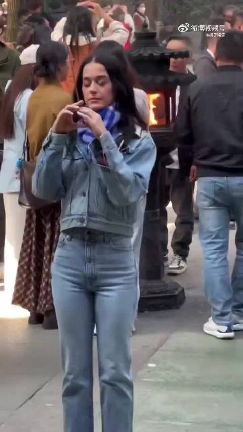 起猛了看见水果姐去灵隐寺了，居然还会四面拜